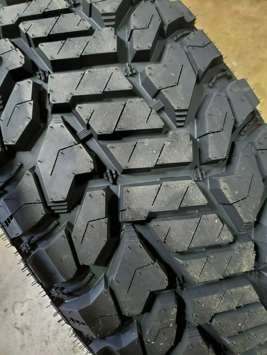 35x11.50R20LT 10PLY 124Q Load E Tire Y16720