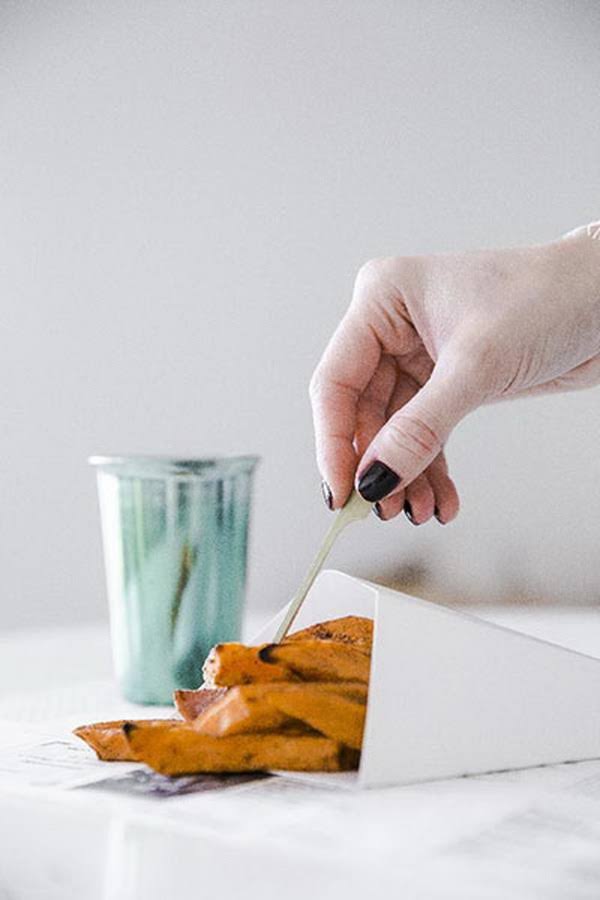 Kraft Paper Cones with Dipping Sauce V178