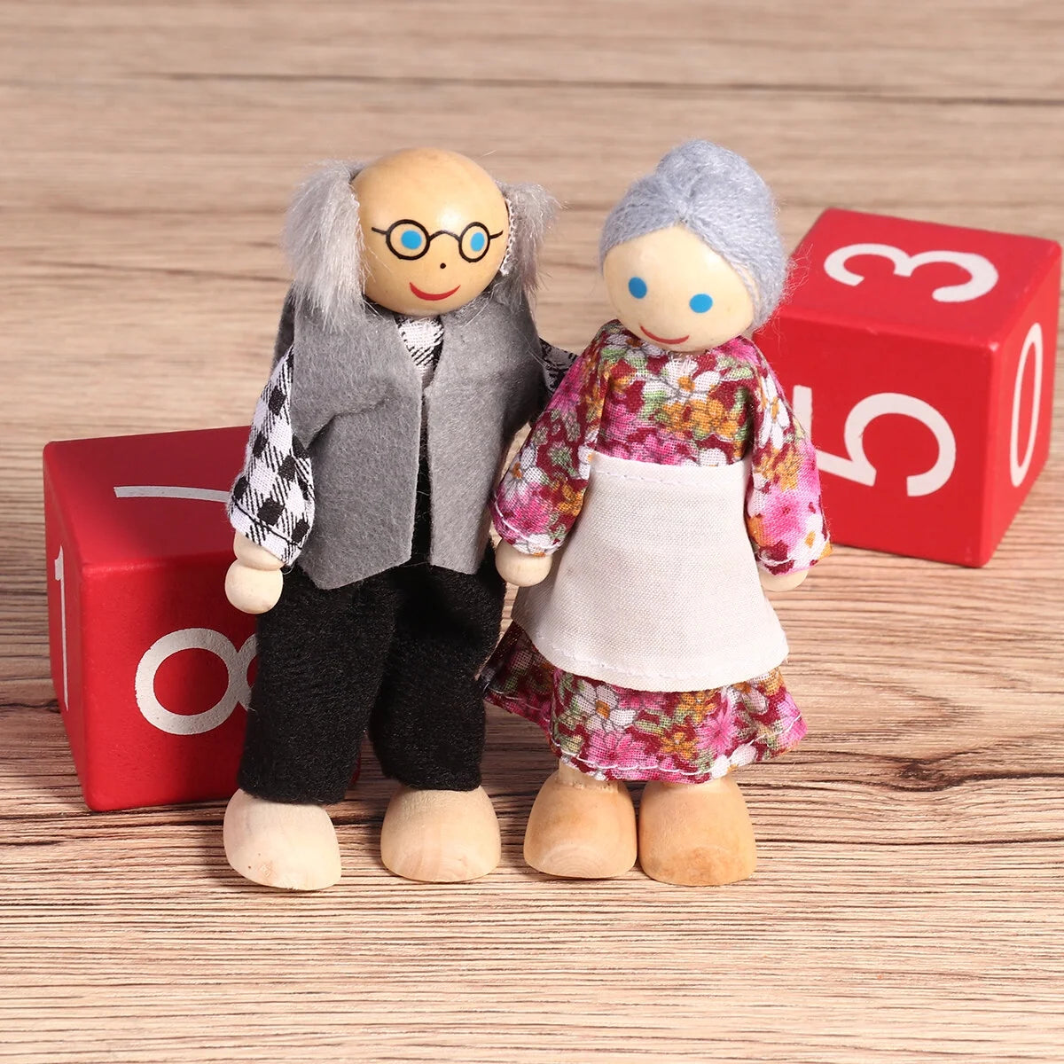 7 Pieces Wooden Dollhouse Family Mini People Figures E6768